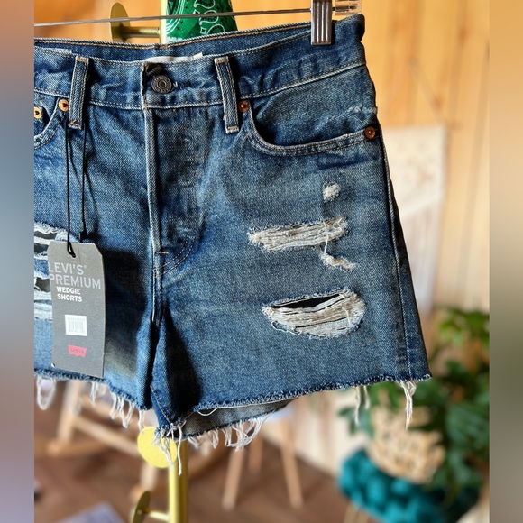 NWT! Levi’s Premium Distressed Wedgie Denim Shorts - Picture 6 of 10